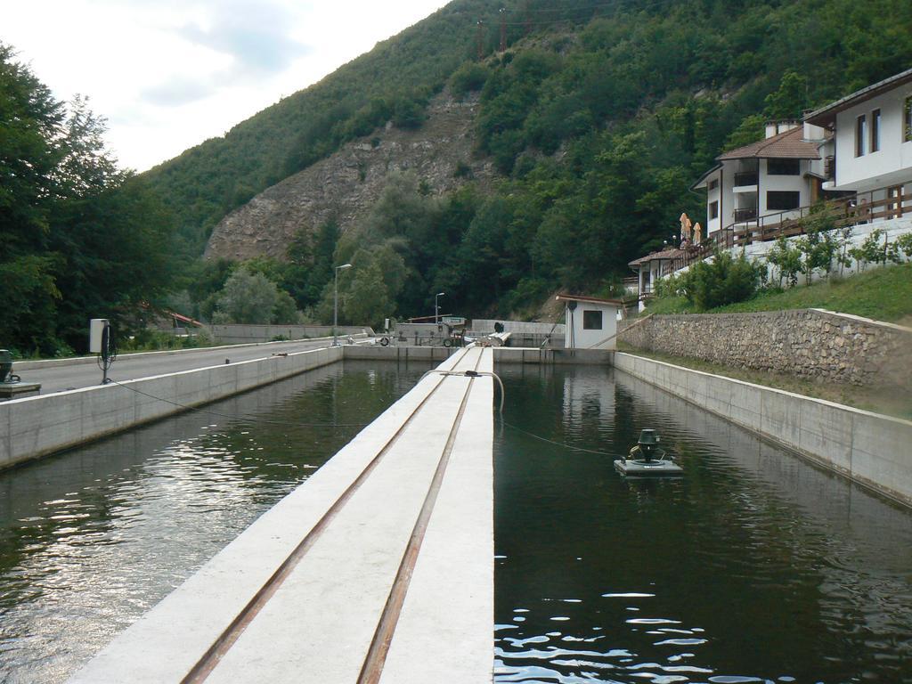 Fisherman'S Hut Family Hotel Beden Экстерьер фото